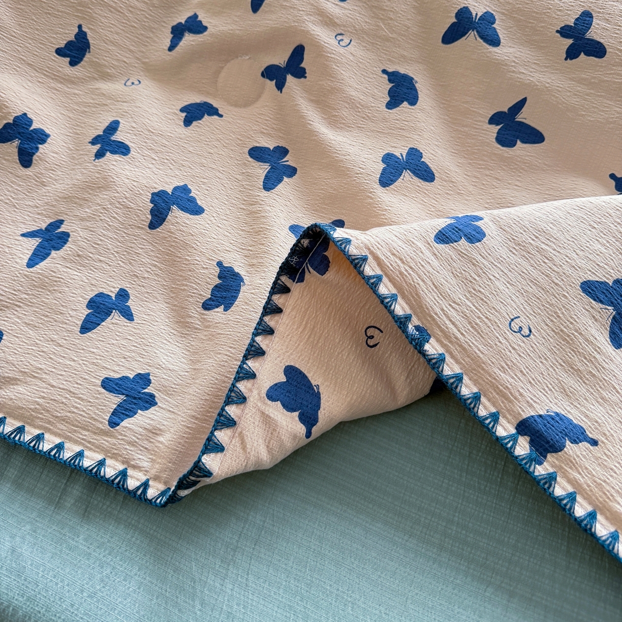 91家纺网 家纺一手货源 找家纺 2026新款春夏云感双层纱母婴级三角针夏被贝壳边夏凉被贝壳绣 蝴蝶剪影