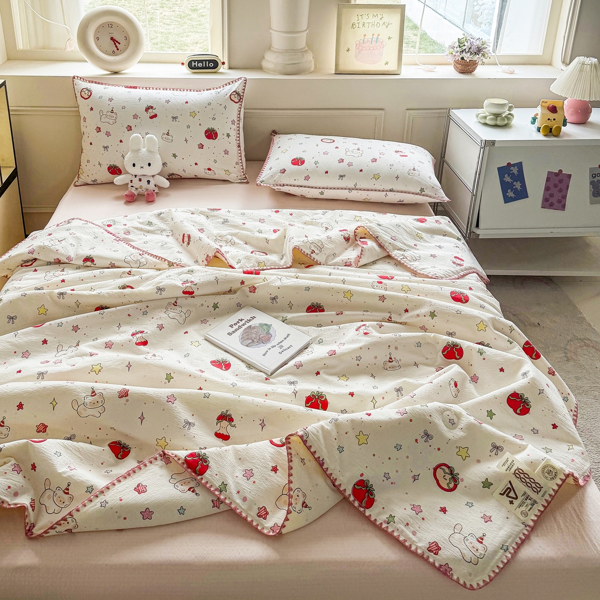 91家纺网 家纺一手货源 找家纺 2026新款春夏云感双层纱母婴级三角针夏被贝壳边夏凉被贝壳绣 苹果小怪