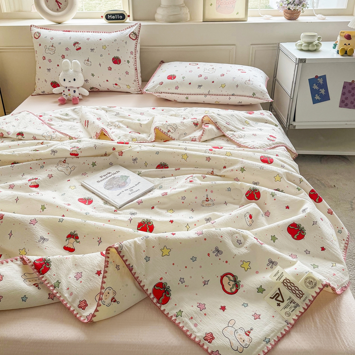 91家纺网 家纺一手货源 找家纺 2026新款春夏云感双层纱母婴级三角针夏被贝壳边夏凉被贝壳绣 苹果小怪