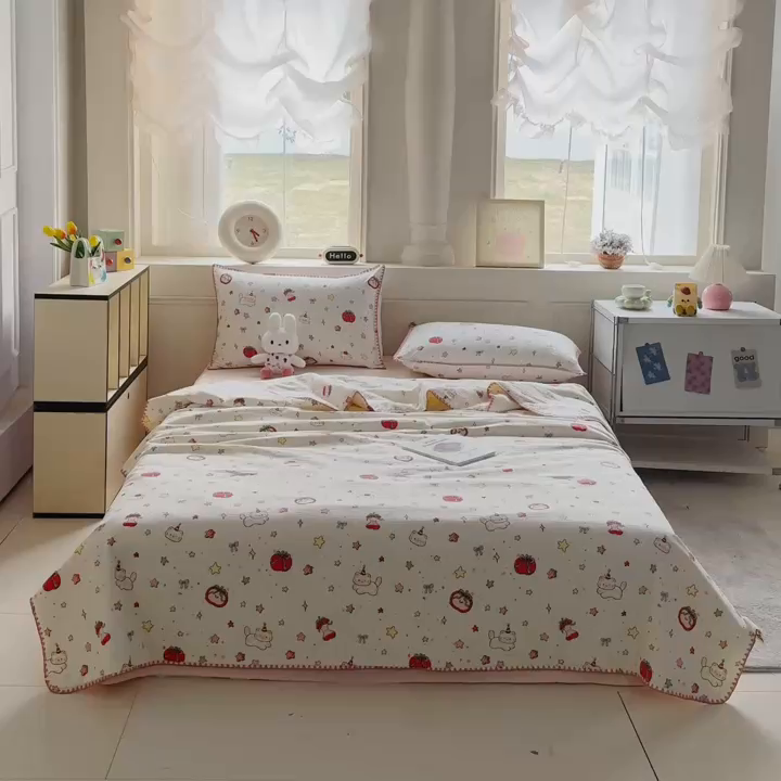 91家纺网 家纺一手货源 找家纺 2026新款春夏云感双层纱母婴级三角针夏被贝壳边夏凉被贝壳绣 苹果小怪