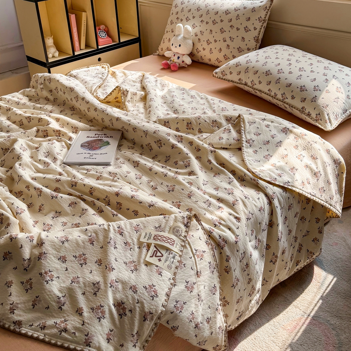 91家纺网 家纺一手货源 找家纺 2026新款春夏云感双层纱母婴级三角针夏被贝壳边夏凉被贝壳绣 浅桃织夏