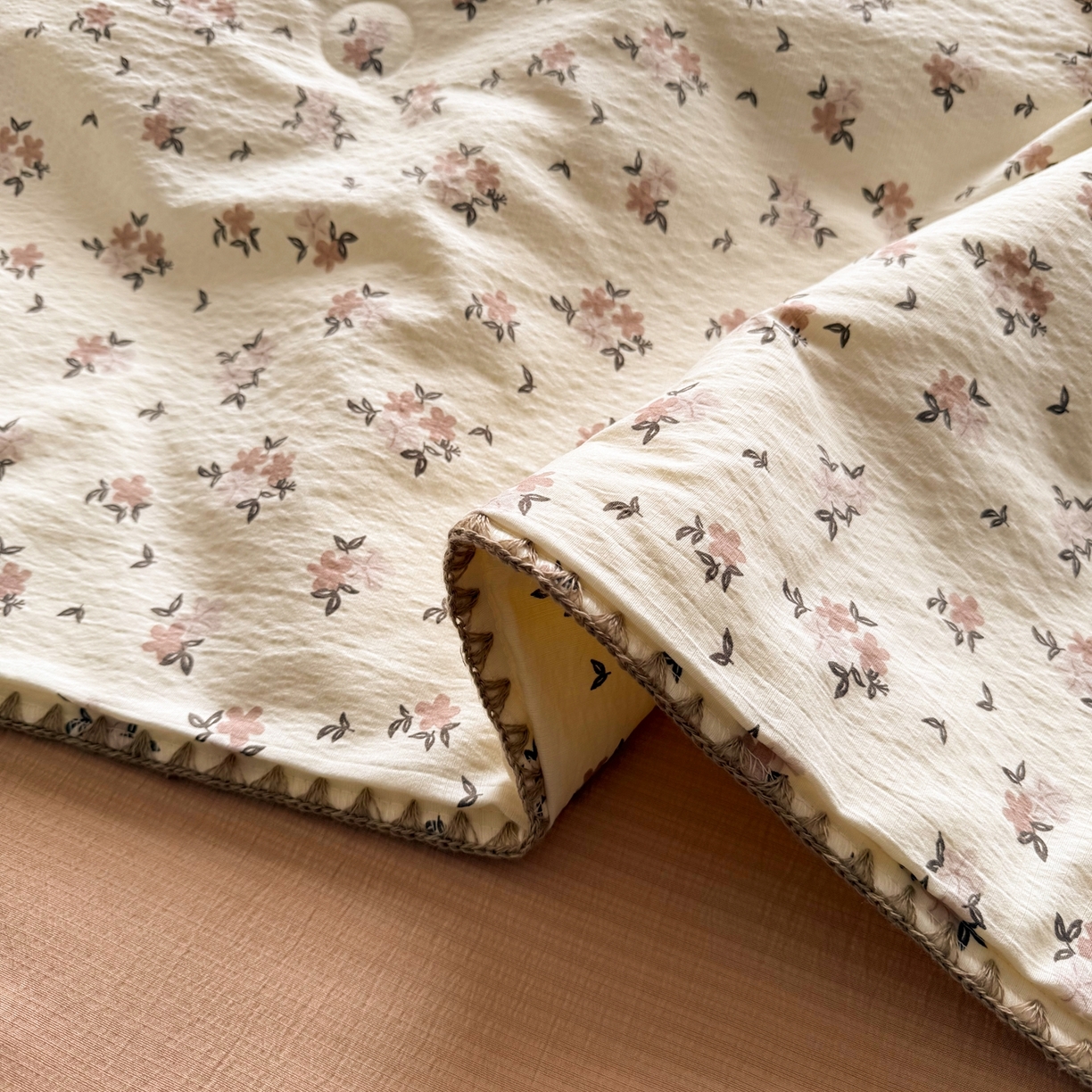 91家纺网 家纺一手货源 找家纺 2026新款春夏云感双层纱母婴级三角针夏被贝壳边夏凉被贝壳绣 浅桃织夏