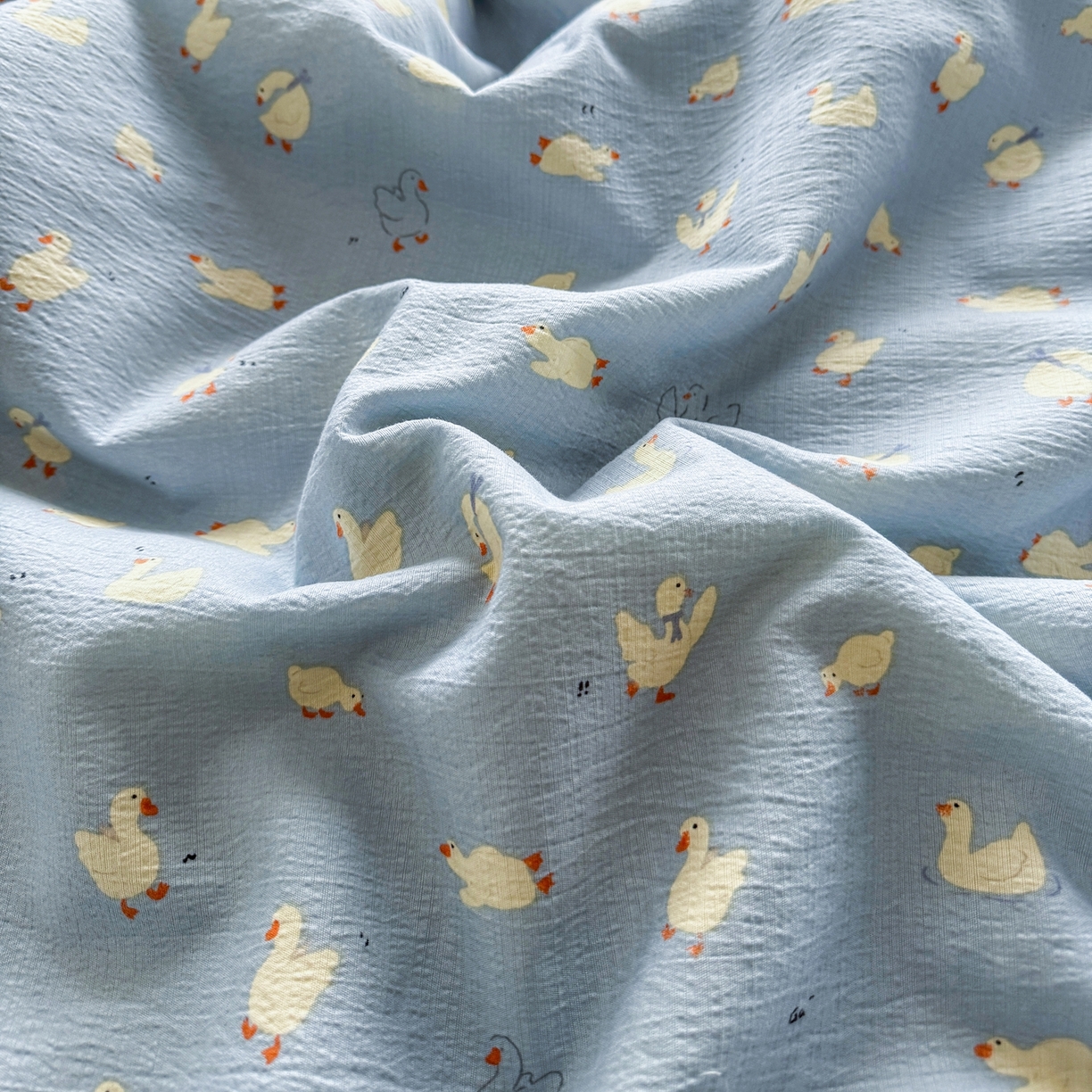 91家纺网 家纺一手货源 找家纺 2026新款春夏云感双层纱母婴级三角针夏被贝壳边夏凉被贝壳绣 项天歌