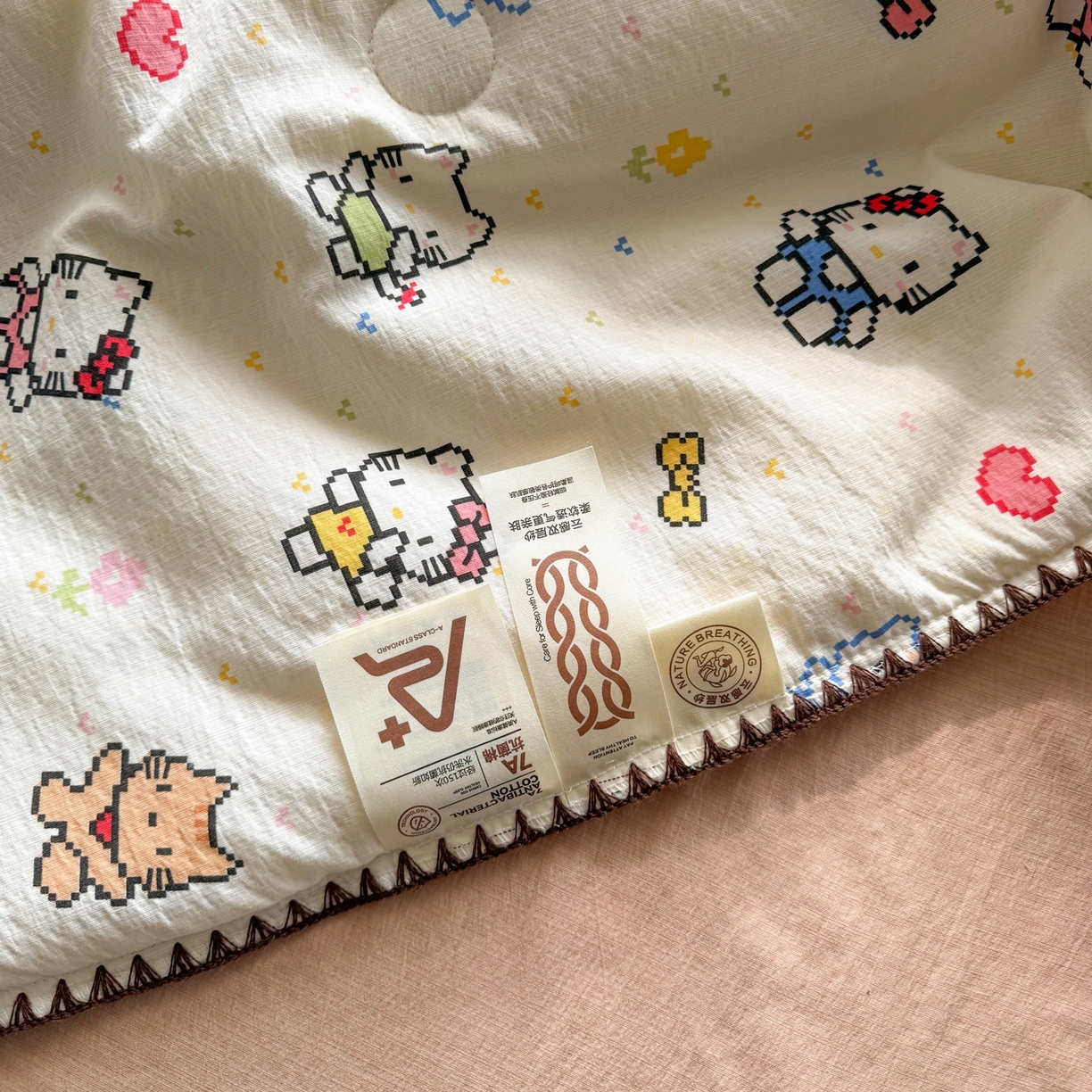 91家纺网 家纺一手货源 找家纺 2026新款春夏云感双层纱母婴级三角针夏被贝壳边夏凉被贝壳绣 像素小猫