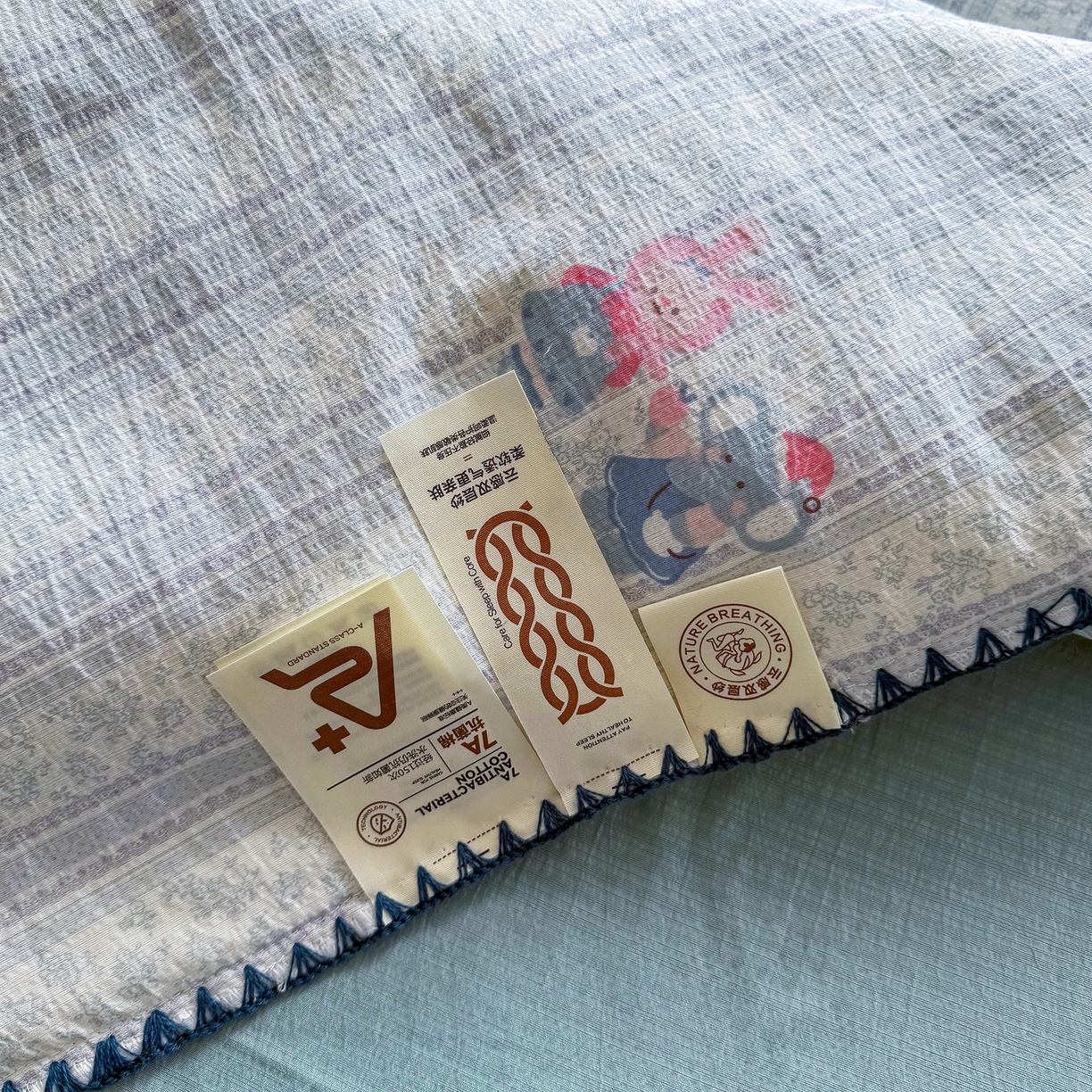 91家纺网 家纺一手货源 找家纺 2026新款春夏云感双层纱母婴级三角针夏被贝壳边夏凉被贝壳绣 小象宝宝