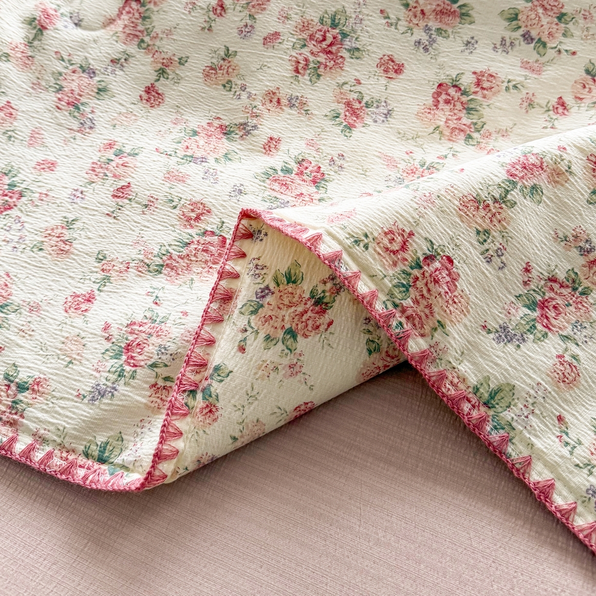 91家纺网 家纺一手货源 找家纺 2026新款春夏云感双层纱母婴级三角针夏被贝壳边夏凉被贝壳绣 星眠云野