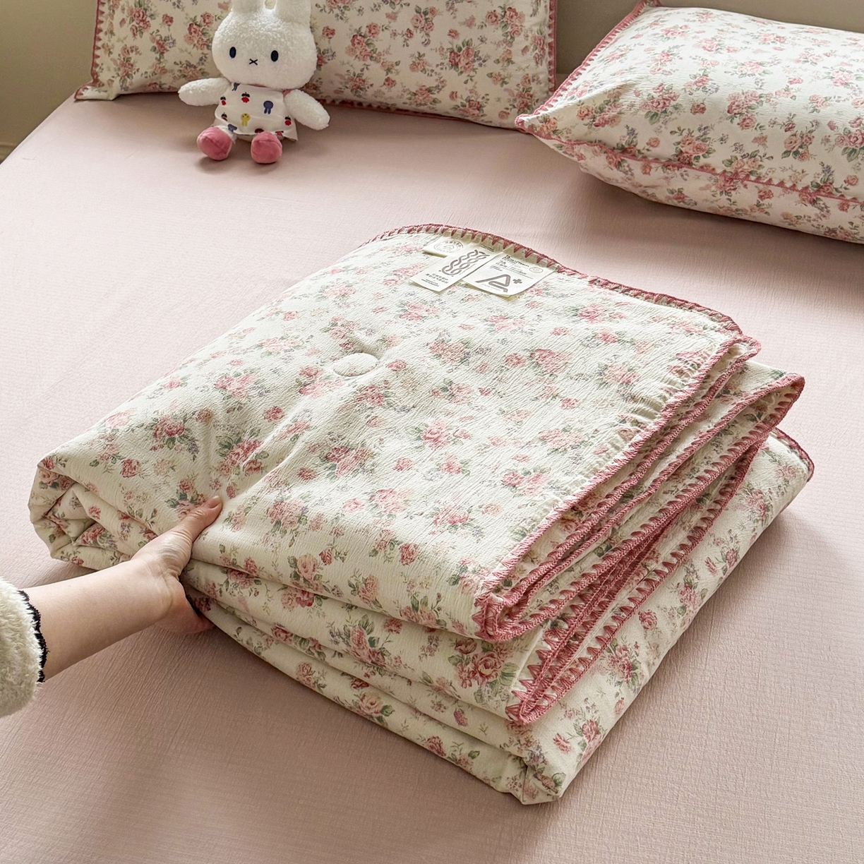 91家纺网 家纺一手货源 找家纺 2026新款春夏云感双层纱母婴级三角针夏被贝壳边夏凉被贝壳绣 星眠云野