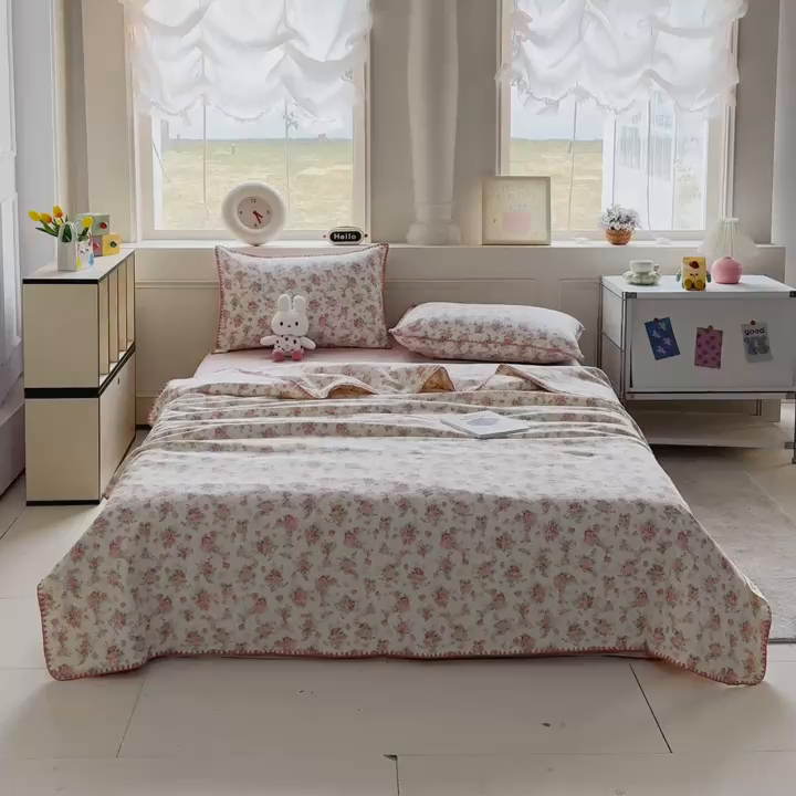 91家纺网 家纺一手货源 找家纺 2026新款春夏云感双层纱母婴级三角针夏被贝壳边夏凉被贝壳绣 星眠云野