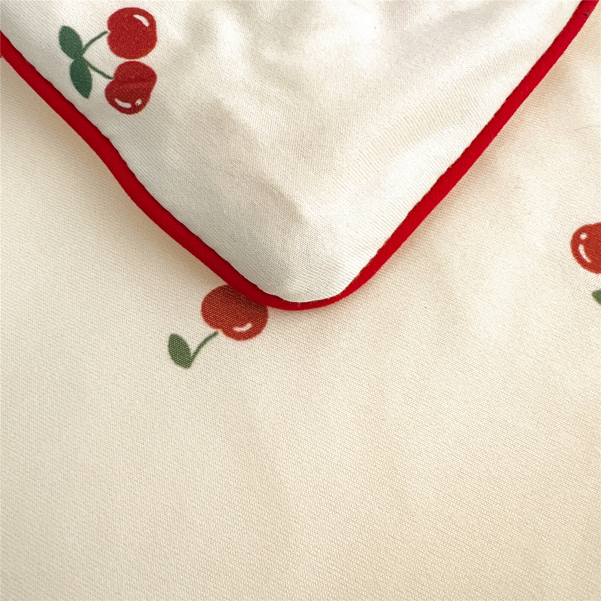 91家纺网 家纺一手货源 找家纺 优被业 2026新款A类牛奶丝针织棉软糯凉感大豆夏被空调被夏凉被(20%大豆国标包检测） 小樱桃