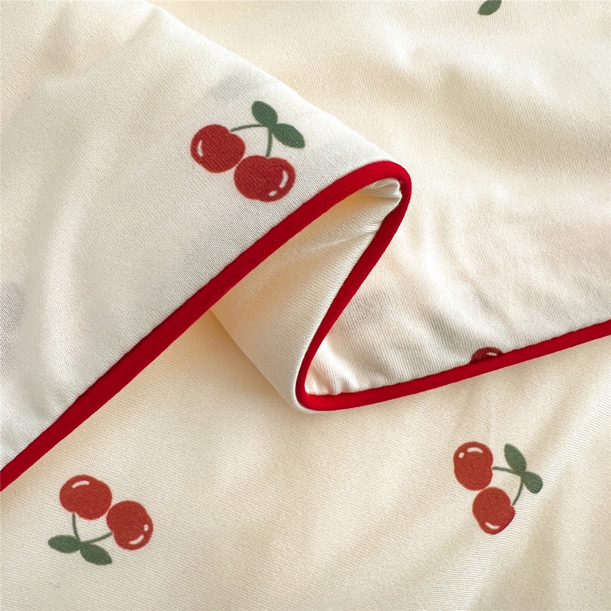 91家纺网 家纺一手货源 找家纺 优被业 2026新款A类牛奶丝针织棉软糯凉感大豆夏被空调被夏凉被(20%大豆国标包检测） 小樱桃