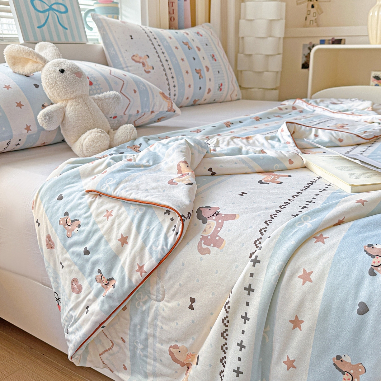 91家纺网 家纺一手货源 找家纺 优被业 2026新款A类牛奶丝针织棉软糯凉感大豆夏被空调被夏凉被(20%大豆国标包检测） 幸运小马