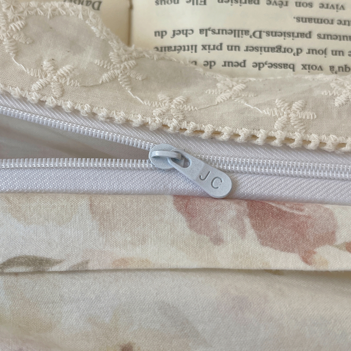 91家纺网 家纺一手货源 找家纺 悦织湾家纺 2026新款镂空花边碎花款四件套印花学生宿舍床上用品三4件套单品被套枕套 暗香