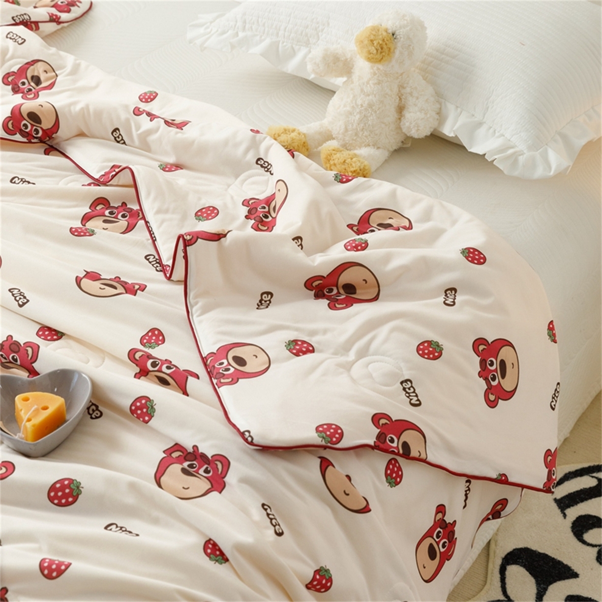 91家纺网 家纺一手货源 找家纺 优被业 2026新款A类牛奶丝针织棉软糯凉感大豆夏被空调被夏凉被(20%大豆国标包检测） 草莓小熊