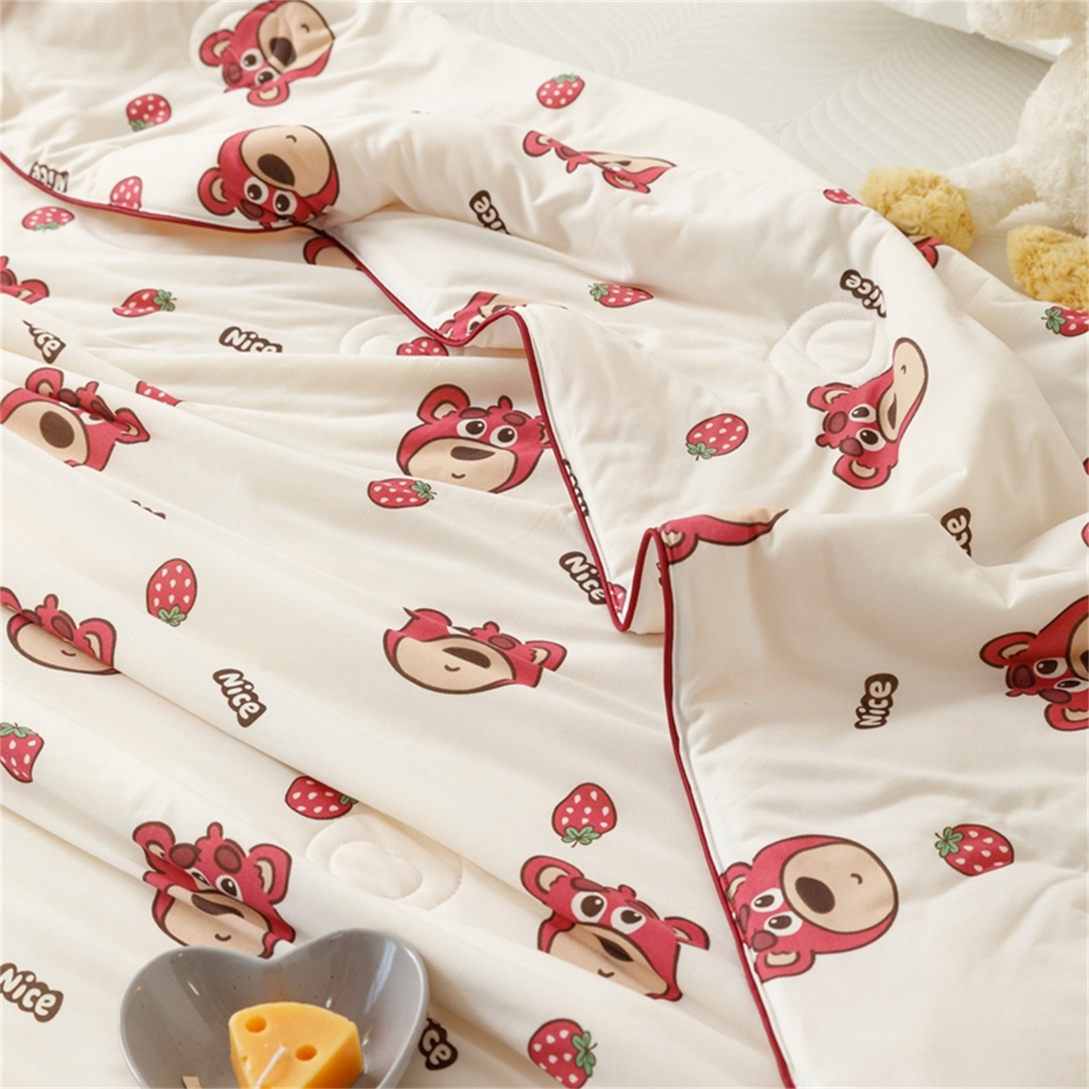 91家纺网 家纺一手货源 找家纺 优被业 2026新款A类牛奶丝针织棉软糯凉感大豆夏被空调被夏凉被(20%大豆国标包检测） 草莓小熊