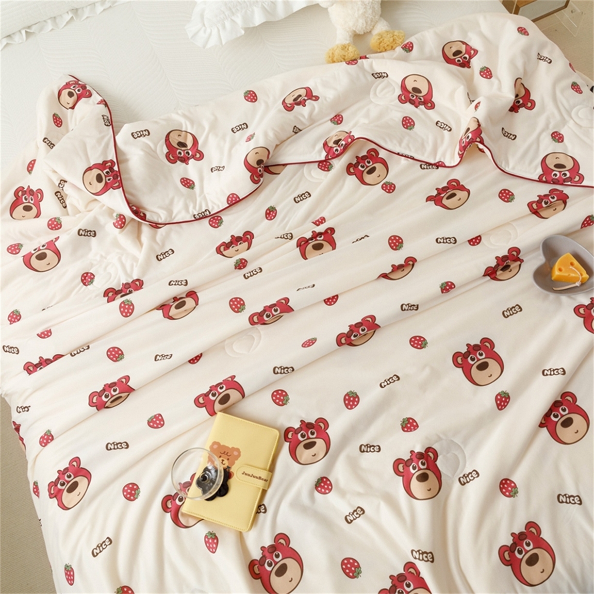 91家纺网 家纺一手货源 找家纺 优被业 2026新款A类牛奶丝针织棉软糯凉感大豆夏被空调被夏凉被(20%大豆国标包检测） 草莓小熊