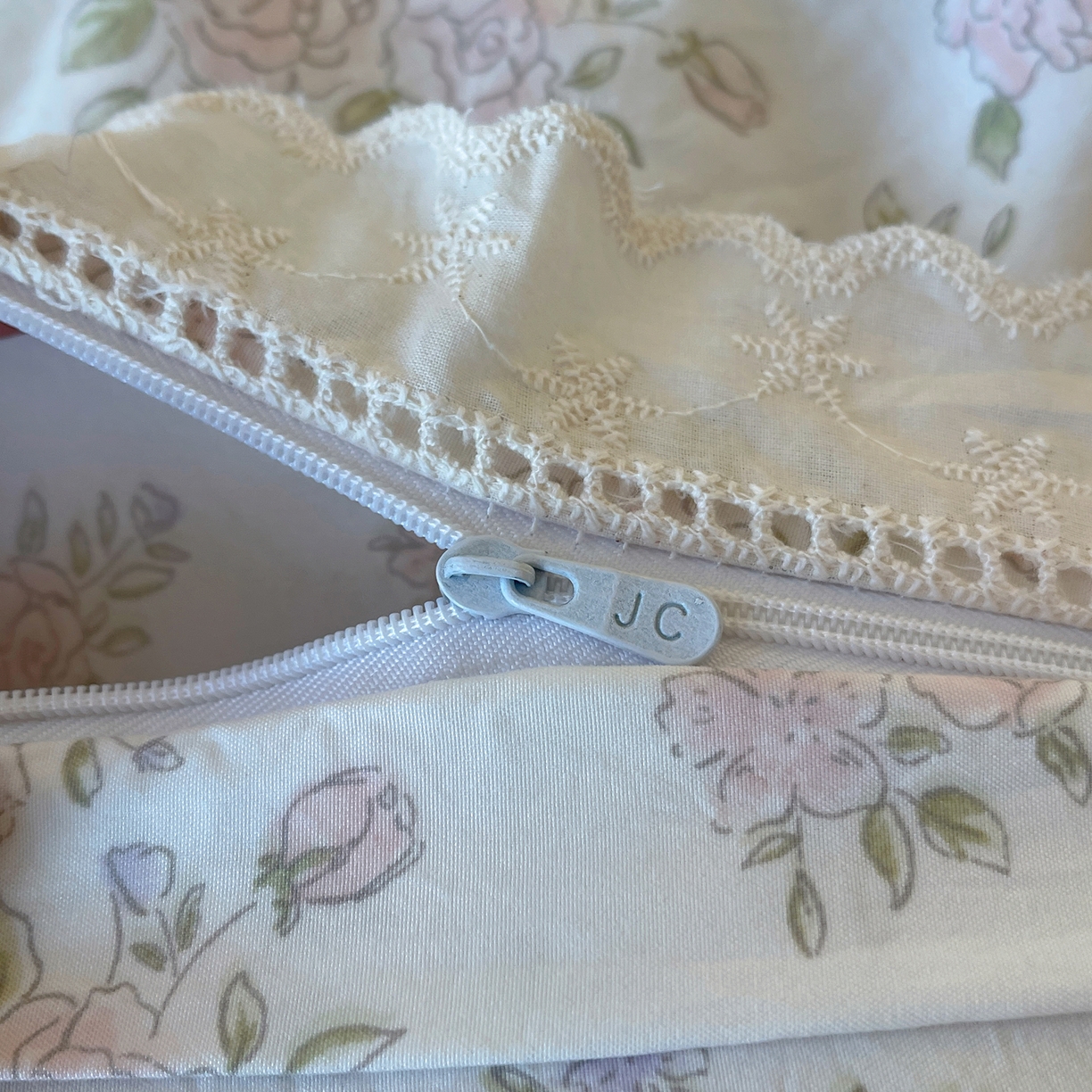 91家纺网 家纺一手货源 找家纺 悦织湾家纺 2026新款镂空花边碎花款四件套印花学生宿舍床上用品三4件套单品被套枕套 瑶光