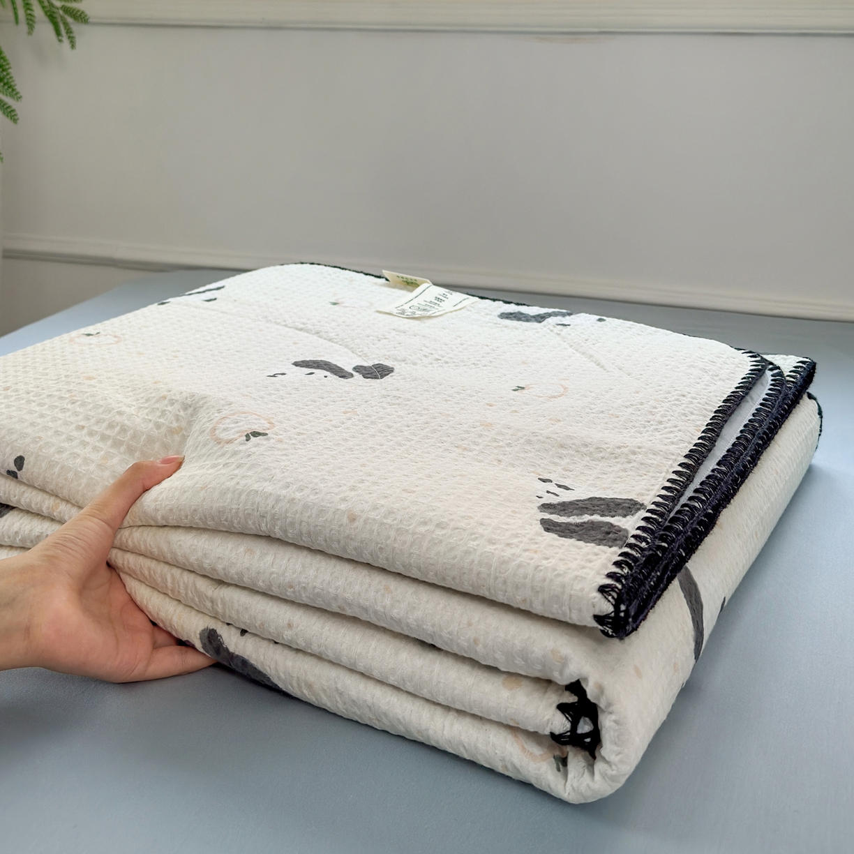 91家纺网 家纺一手货源 找家纺 雯雨家纺 2026新款里外全棉华夫格三角针夏被 苏潘达灰