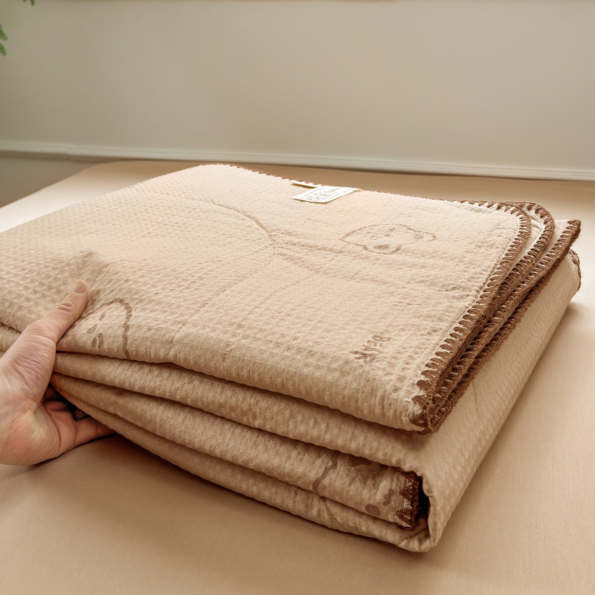 91家纺网 家纺一手货源 找家纺 雯雨家纺 2026新款里外全棉华夫格三角针夏被 萌动时光咖