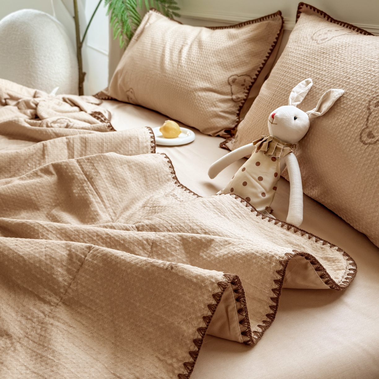 91家纺网 家纺一手货源 找家纺 雯雨家纺 2026新款里外全棉华夫格三角针夏被 萌动时光咖