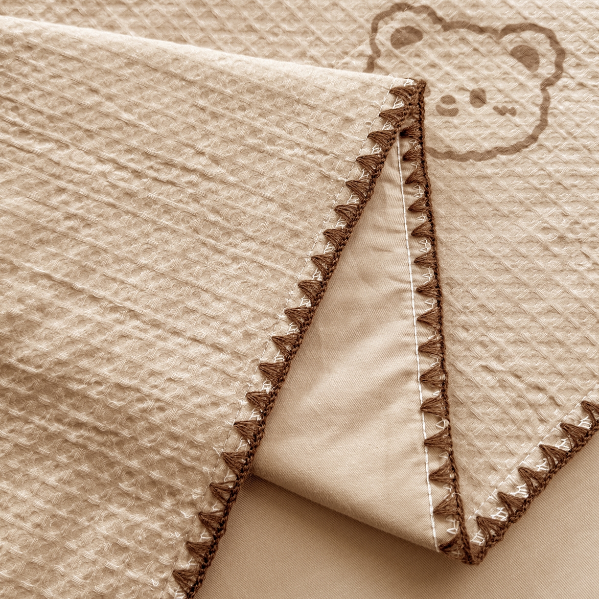 91家纺网 家纺一手货源 找家纺 雯雨家纺 2026新款里外全棉华夫格三角针夏被 萌动时光咖