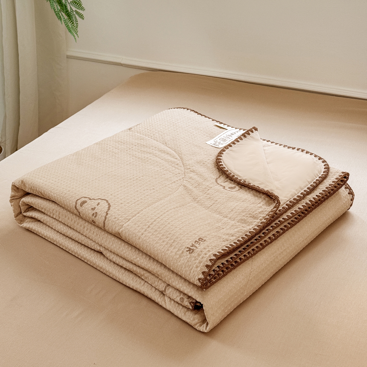 91家纺网 家纺一手货源 找家纺 雯雨家纺 2026新款里外全棉华夫格三角针夏被 萌动时光咖