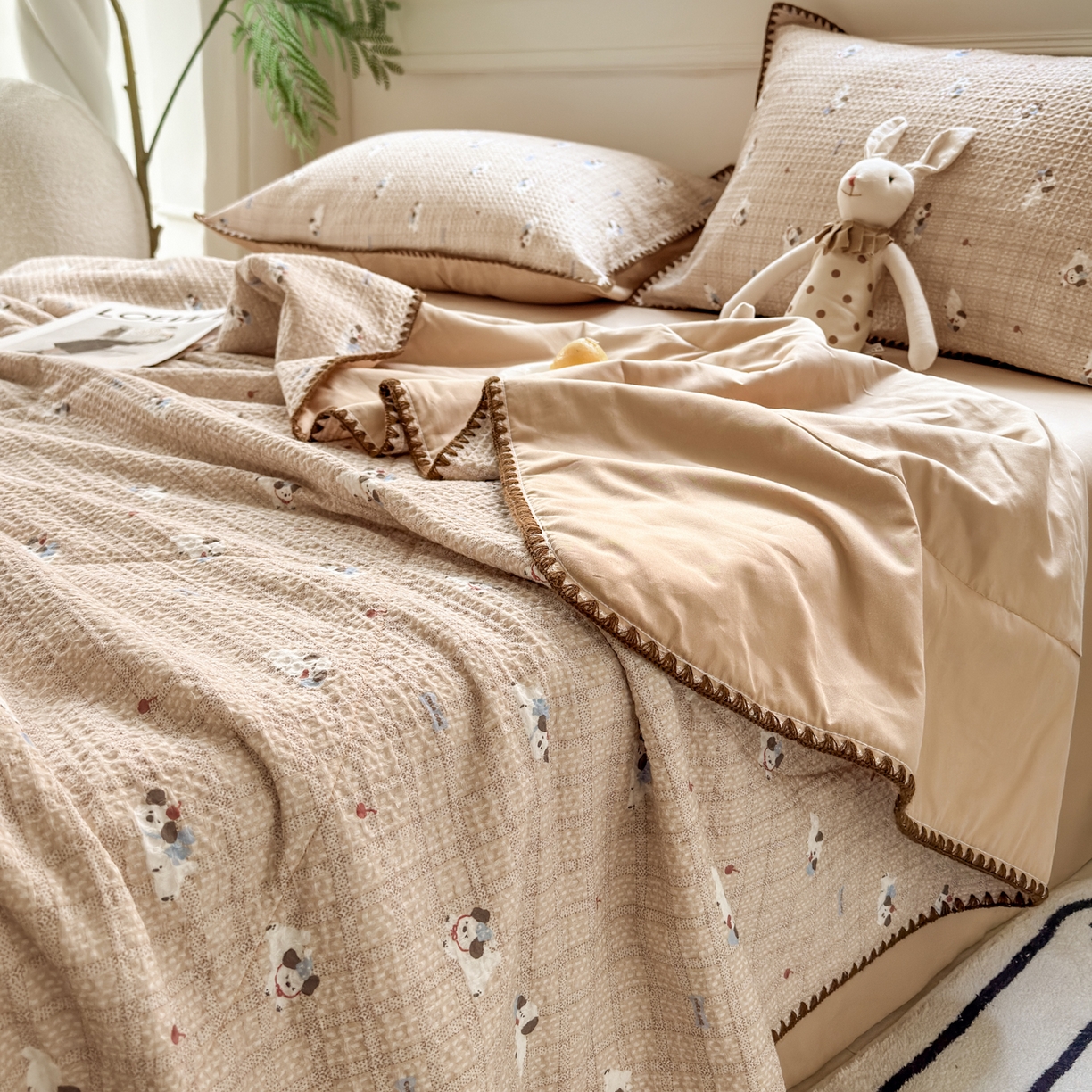 91家纺网 家纺一手货源 找家纺 雯雨家纺 2026新款里外全棉华夫格三角针夏被 流白小狗-米