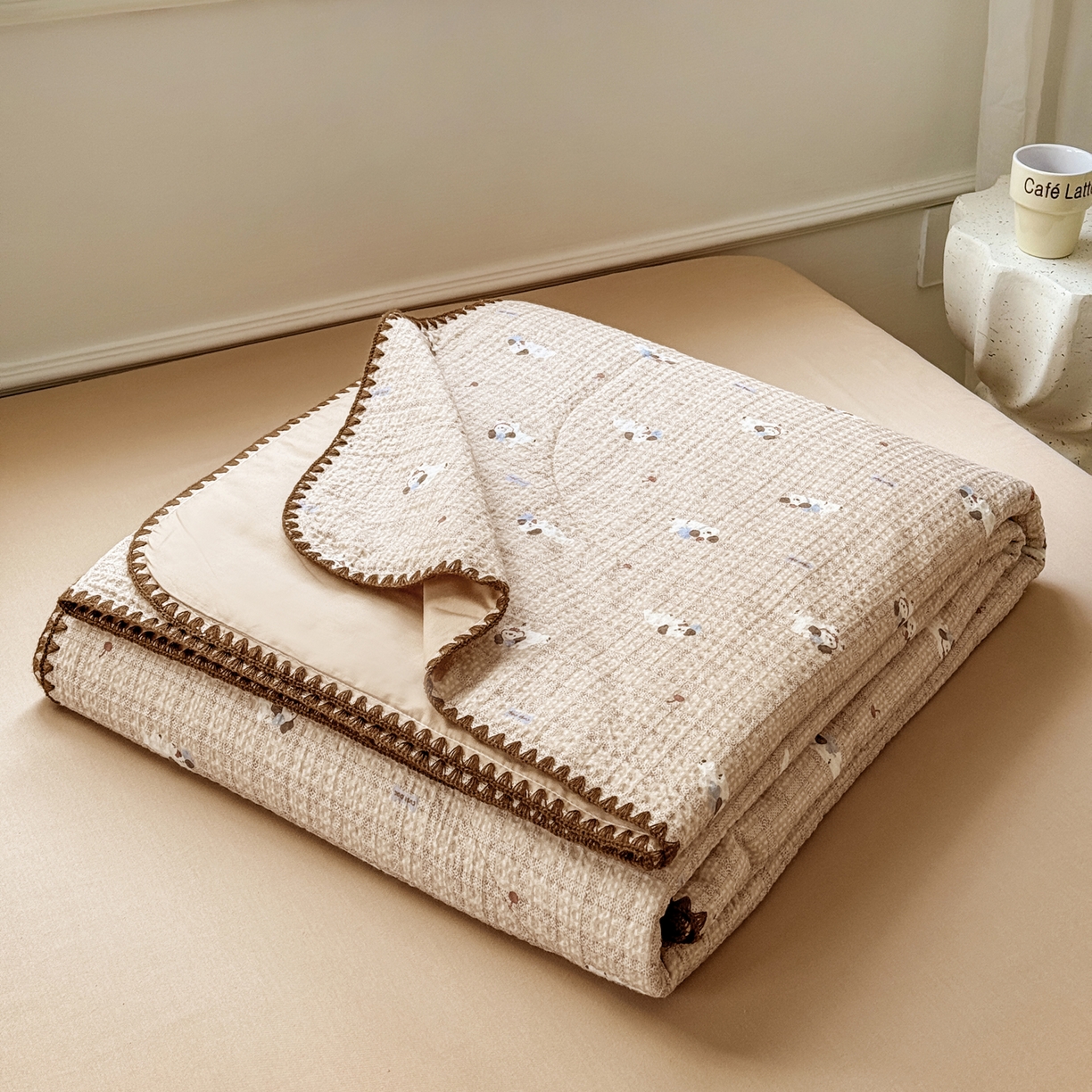 91家纺网 家纺一手货源 找家纺 雯雨家纺 2026新款里外全棉华夫格三角针夏被 流白小狗-米