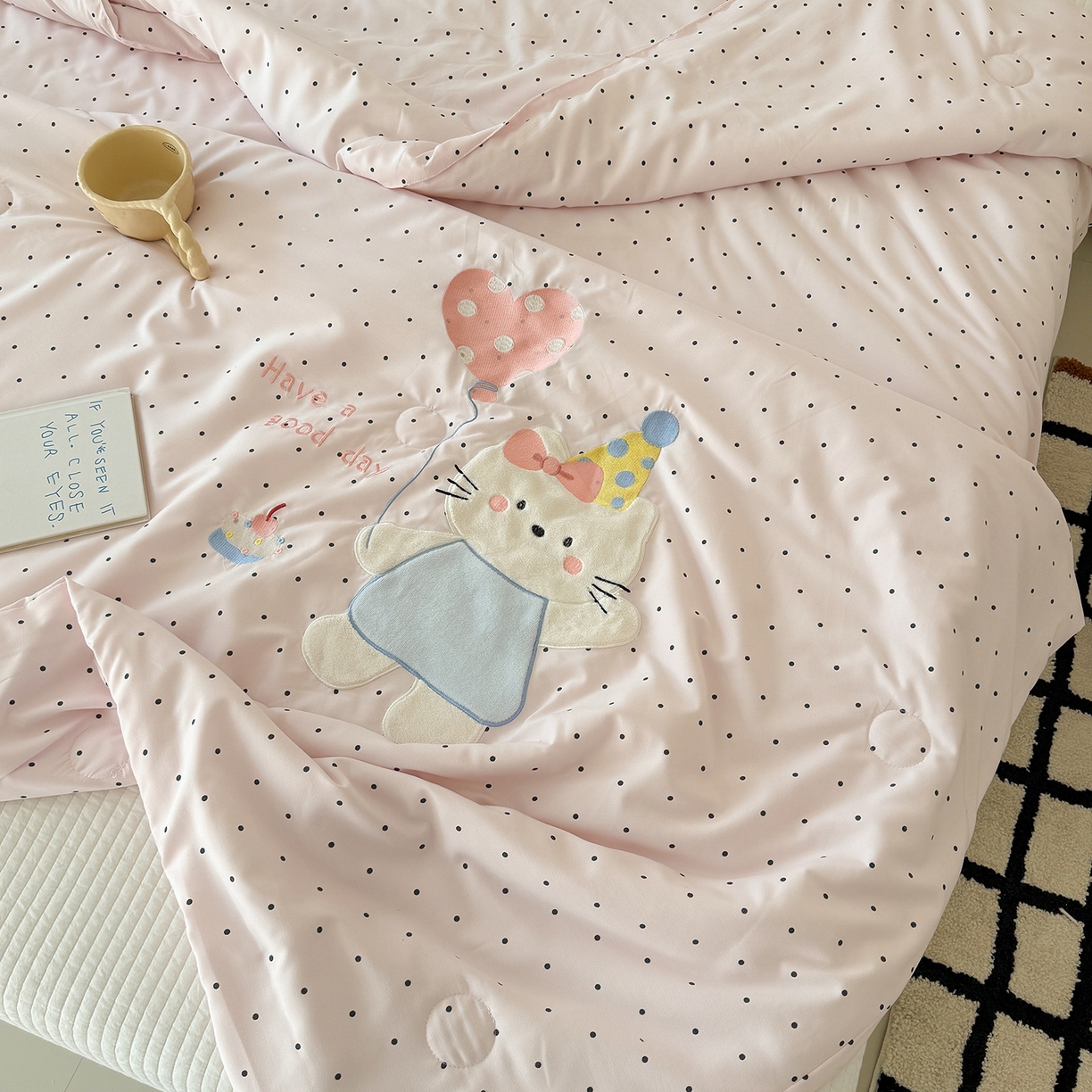 91家纺网 家纺一手货源 找家纺 吾欢心 2026春夏新款水洗棉可爱卡通贴布绣花单夏被空调被夏凉被 气球猫咪