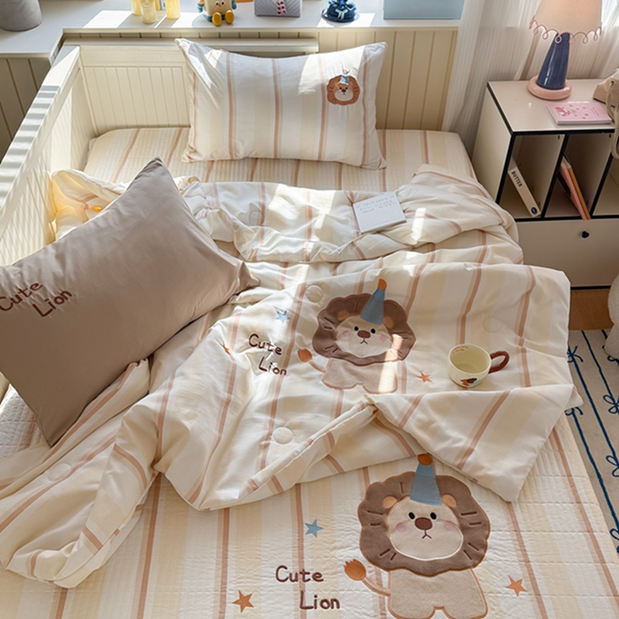 91家纺网 家纺一手货源 找家纺 吾欢心 2026春夏新款水洗棉可爱卡通贴布绣花单夏被空调被夏凉被 小狮子