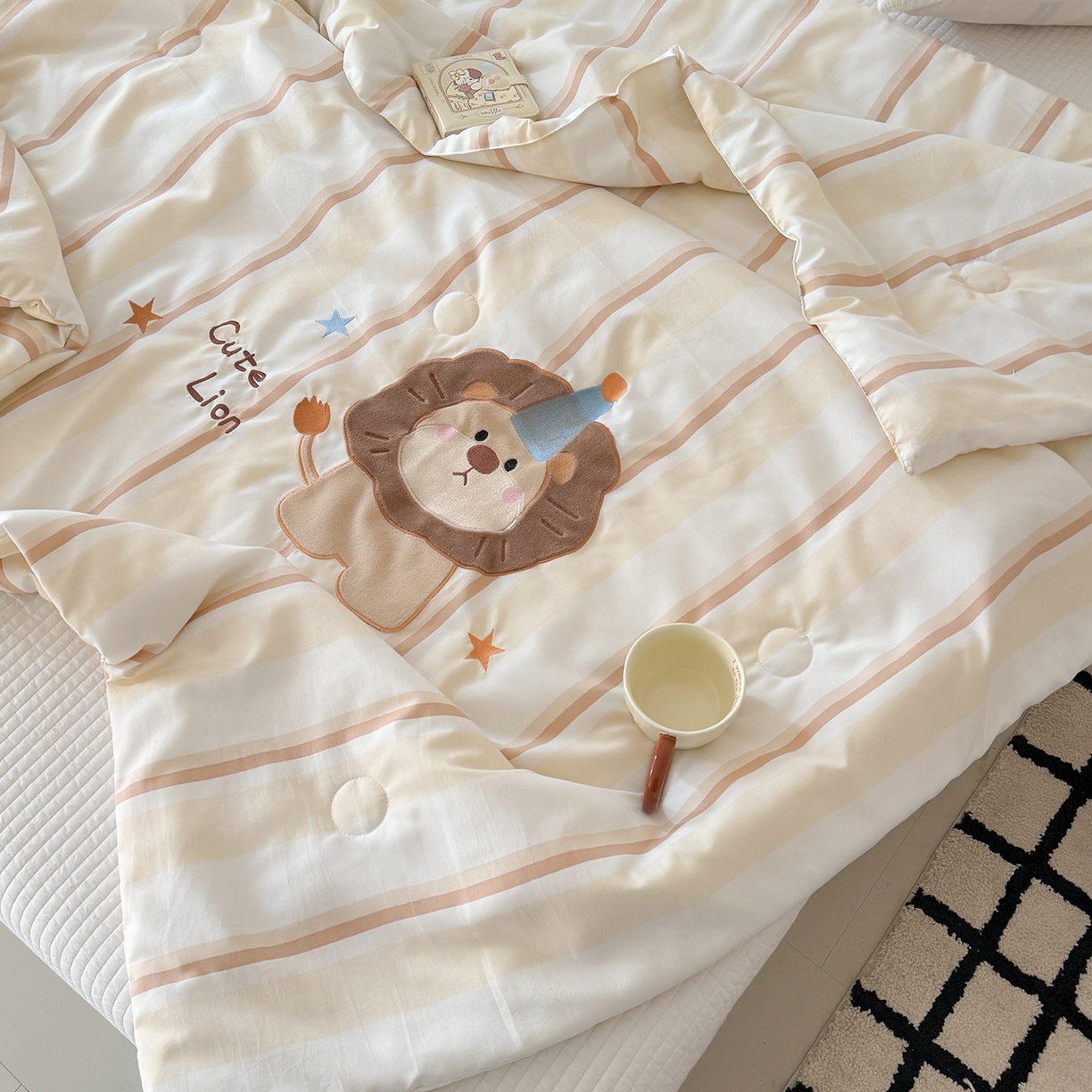 91家纺网 家纺一手货源 找家纺 吾欢心 2026春夏新款水洗棉可爱卡通贴布绣花单夏被空调被夏凉被 小狮子