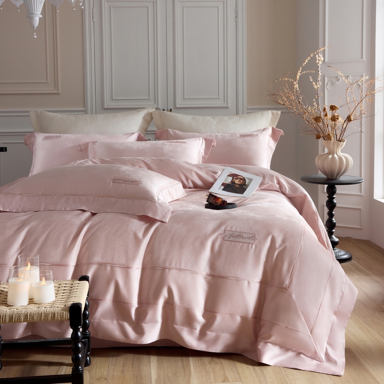 91家纺网 家纺一手货源 找家纺 榻尚家居 2026春夏新款天丝棉银线提花轻奢款绣花工艺四件套-切尔茜【控价：498 （会员-20）】 切尔茜-粉