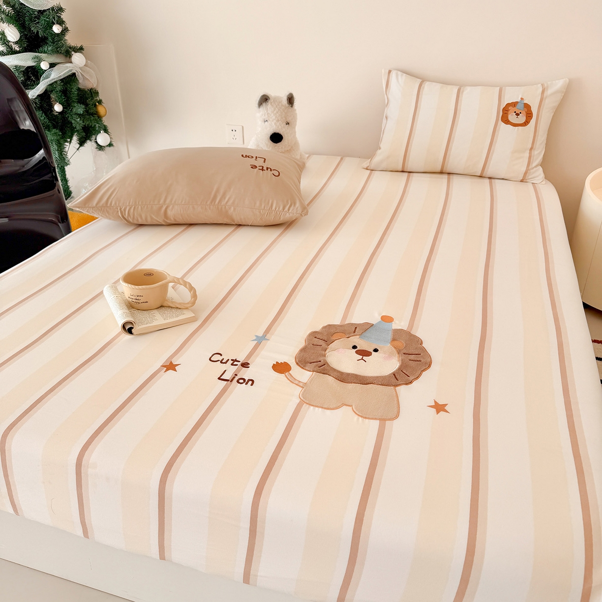 91家纺网 家纺一手货源 找家纺 吾欢心 2026新款水洗棉可爱卡通贴布绣花床笠单品床笠单件床笠三件套 小狮子