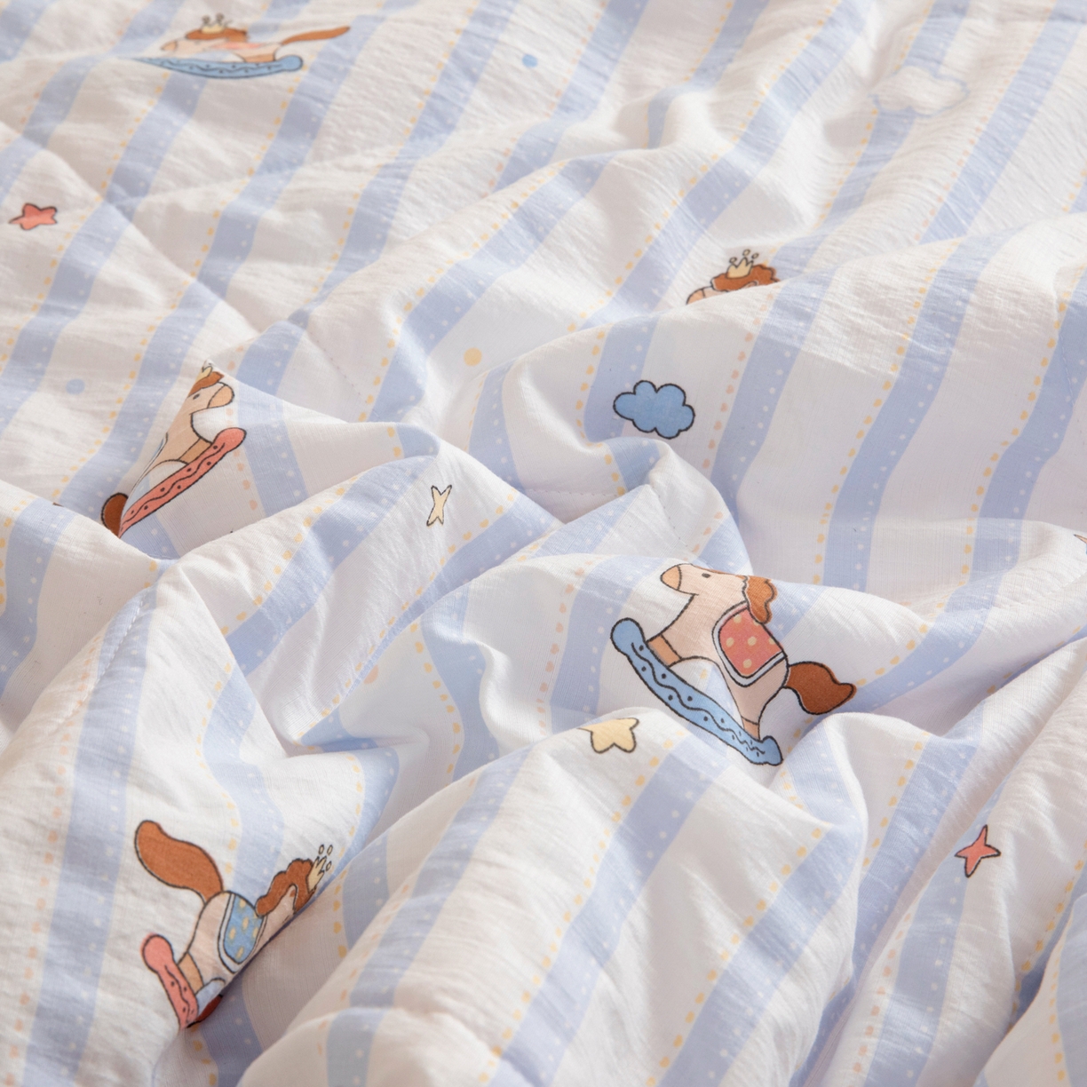 91家纺网 家纺一手货源 找家纺 御棉坊 2026新款A类柔肤棉儿童夏被宝宝空调被幼儿园午睡夏凉被丝绵薄被子 条纹小马