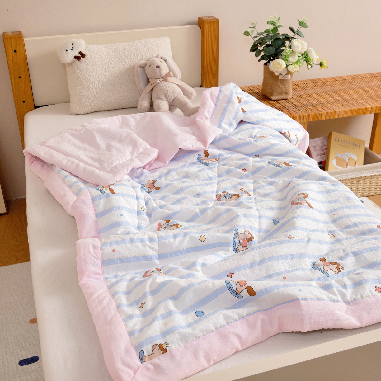 91家纺网 家纺一手货源 找家纺 御棉坊 2026新款A类柔肤棉儿童夏被宝宝空调被幼儿园午睡夏凉被丝绵薄被子 条纹小马