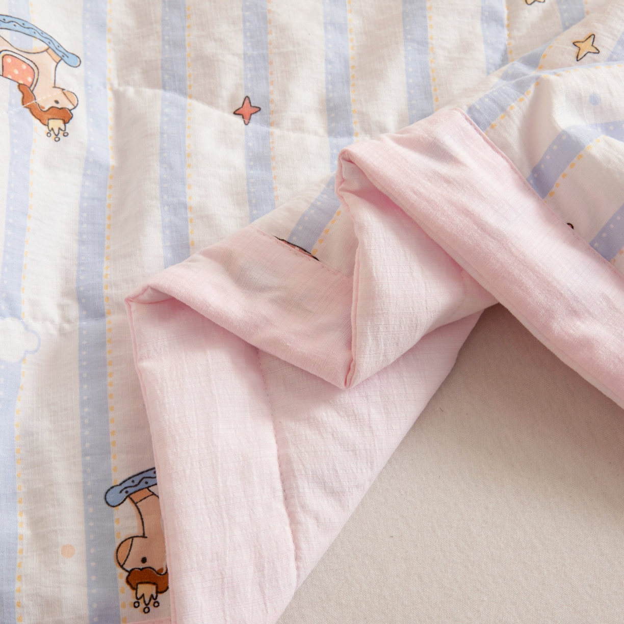 91家纺网 家纺一手货源 找家纺 御棉坊 2026新款A类柔肤棉儿童夏被宝宝空调被幼儿园午睡夏凉被丝绵薄被子 条纹小马