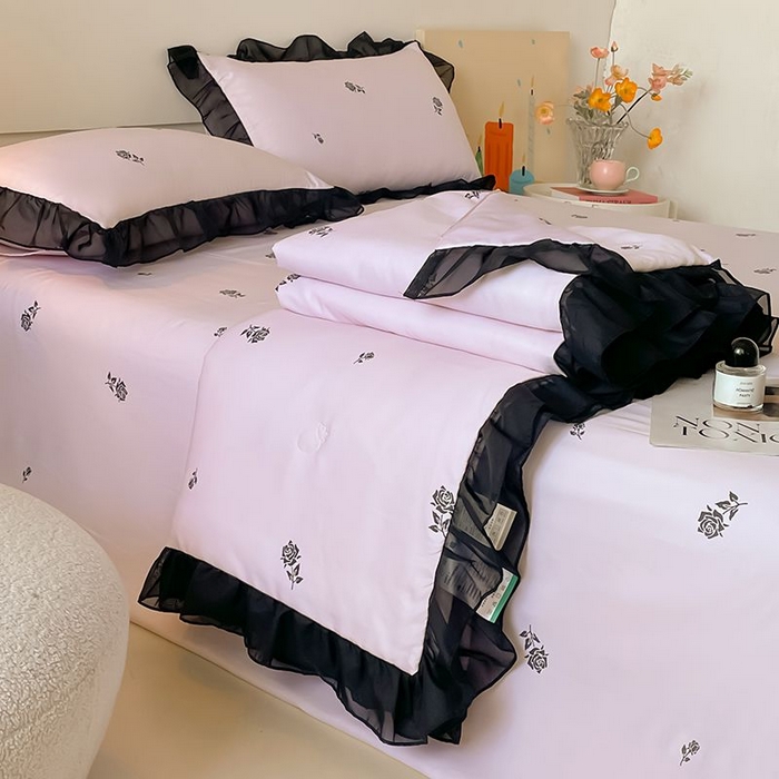 91家纺网 家纺一手货源 找家纺 绒世界 2026新款水洗真丝冰丝美拉德风花边夏被四件套空调被夏凉被 夏被-玫瑰-粉