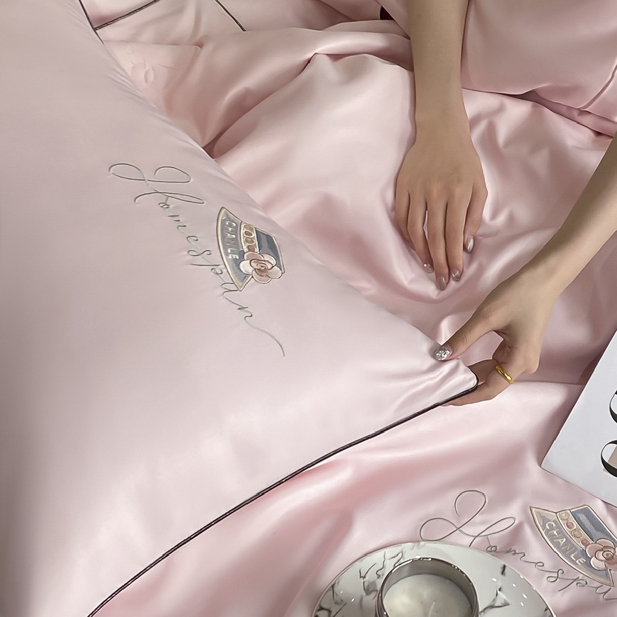 91家纺网 家纺一手货源 找家纺 绒世界 2026新款刺绣水洗真丝夏被四件套公主日记系列-风格一 公主日记-樱花粉