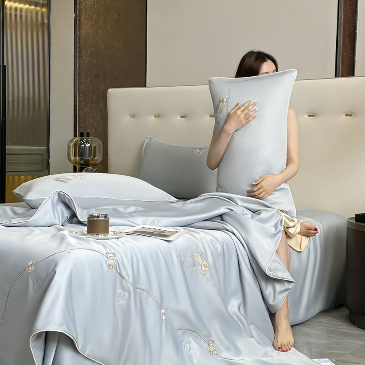 91家纺网 家纺一手货源 找家纺 绒世界 2026新款刺绣水洗真丝夏被四件套公主日记系列-风格一 公主日记-高级灰