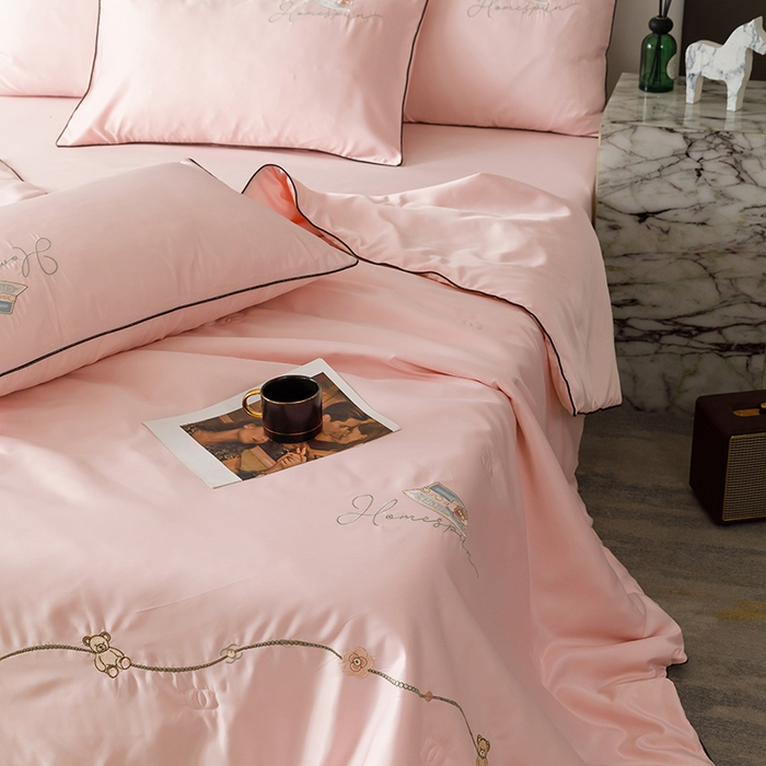 91家纺网 家纺一手货源 找家纺 绒世界 2026新款刺绣水洗真丝夏被四件套公主日记系列-风格二 公主日记-樱花粉