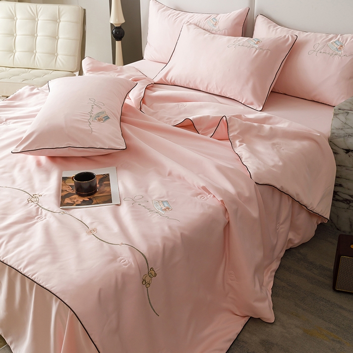 91家纺网 家纺一手货源 找家纺 绒世界 2026新款刺绣水洗真丝夏被四件套公主日记系列-风格二 公主日记-樱花粉