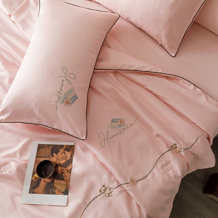 91家纺网 家纺一手货源 找家纺 绒世界 2026新款刺绣水洗真丝夏被四件套公主日记系列-风格二 公主日记-樱花粉