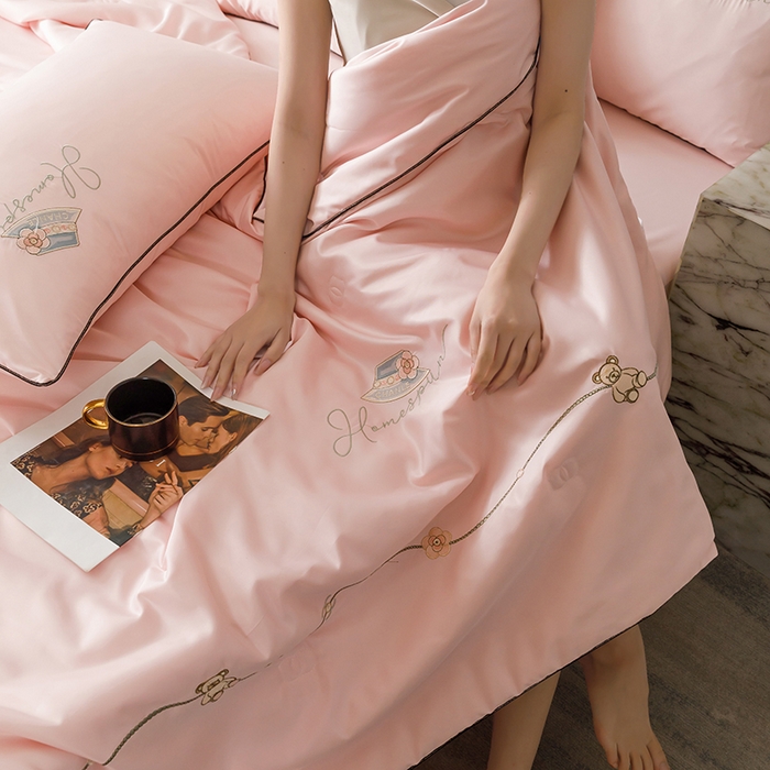 91家纺网 家纺一手货源 找家纺 绒世界 2026新款刺绣水洗真丝夏被四件套公主日记系列-风格二 公主日记-樱花粉