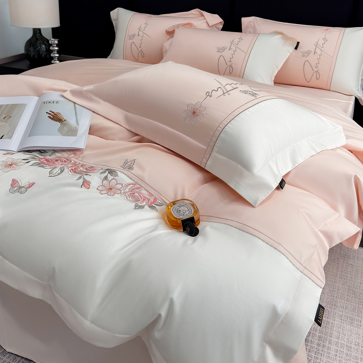 91家纺网 家纺一手货源 找家纺 莱势 2026新款100支全棉纯棉50x50s埃及贡缎长绒棉刺绣绣花四件套高端礼盒-花开半夏系列 花开半夏-轻奢粉