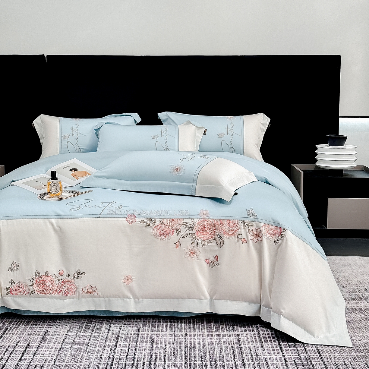 91家纺网 家纺一手货源 找家纺 莱势 2026新款100支全棉纯棉50x50s埃及贡缎长绒棉刺绣绣花四件套高端礼盒-花开半夏系列 花开半夏-天空蓝