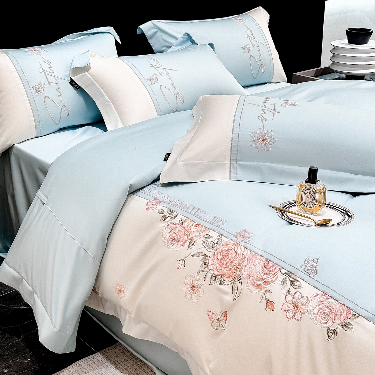 91家纺网 家纺一手货源 找家纺 莱势 2026新款100支全棉纯棉50x50s埃及贡缎长绒棉刺绣绣花四件套高端礼盒-花开半夏系列 花开半夏-天空蓝