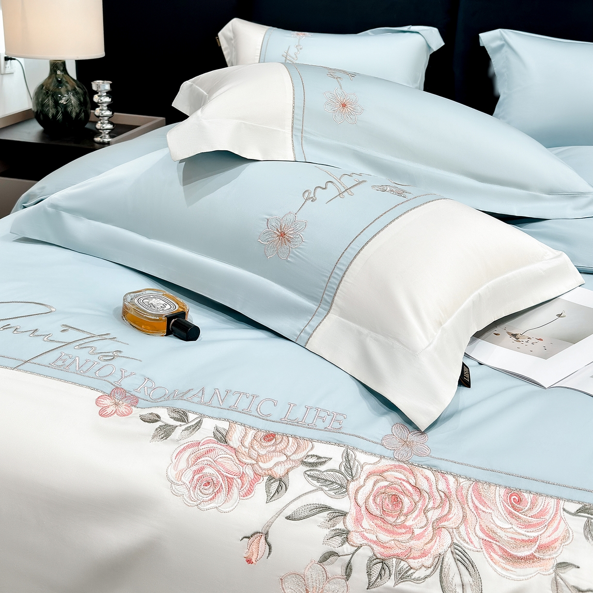 91家纺网 家纺一手货源 找家纺 莱势 2026新款100支全棉纯棉50x50s埃及贡缎长绒棉刺绣绣花四件套高端礼盒-花开半夏系列 花开半夏-天空蓝