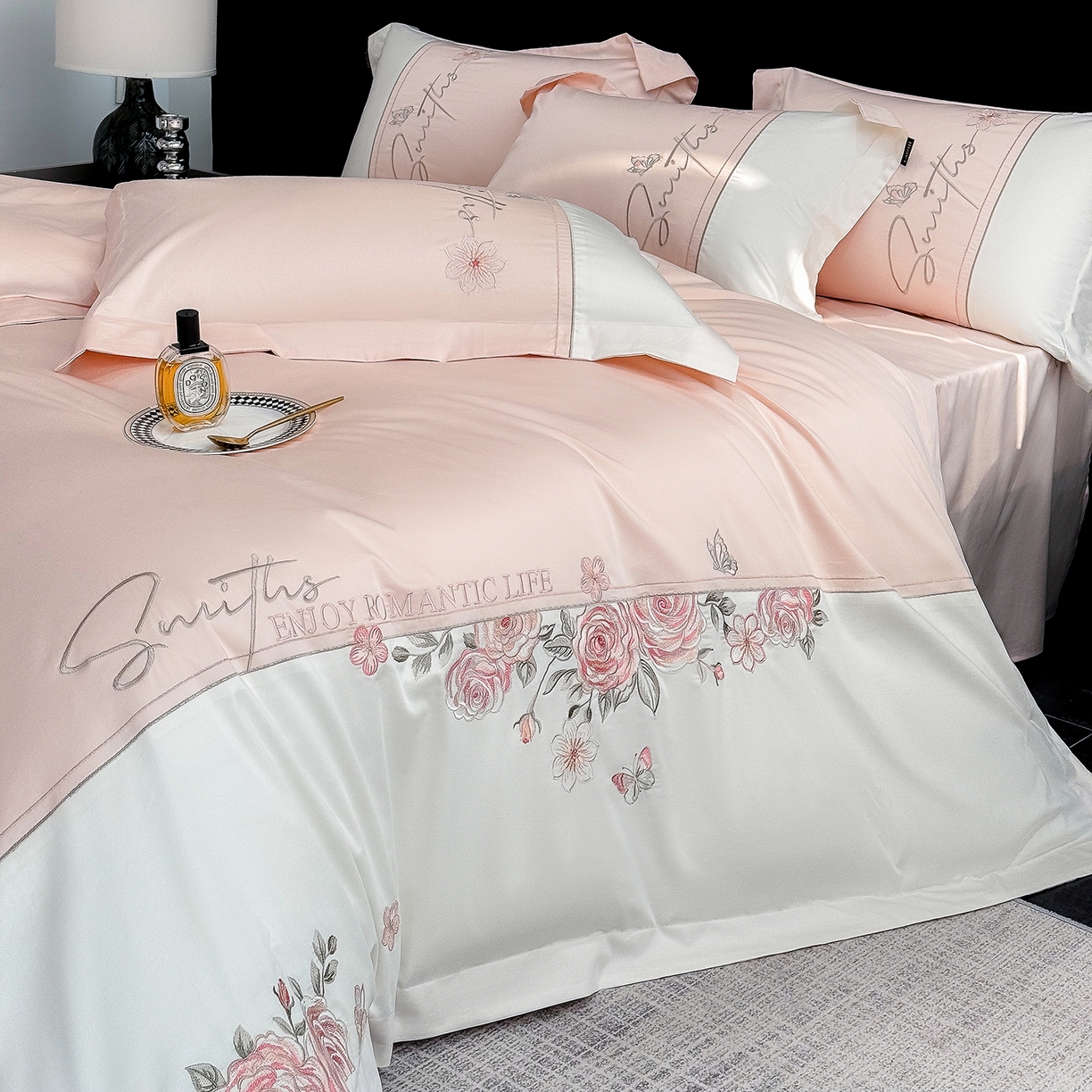 91家纺网 家纺一手货源 找家纺 莱势 2026新款100支全棉纯棉50x50s埃及贡缎长绒棉刺绣绣花四件套高端礼盒-花开半夏系列 花开半夏-轻奢粉