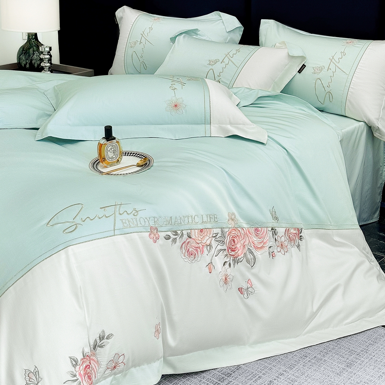 91家纺网 家纺一手货源 找家纺 莱势 2026新款100支全棉纯棉50x50s埃及贡缎长绒棉刺绣绣花四件套高端礼盒-花开半夏系列 花开半夏-绿野仙踪