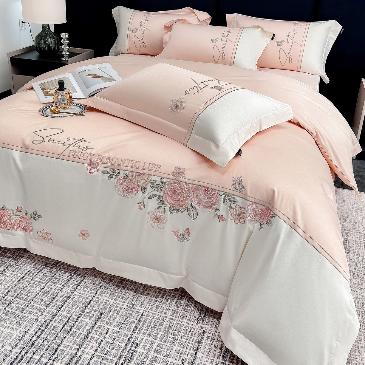 91家纺网 家纺一手货源 找家纺 莱势 2026新款100支全棉纯棉50x50s埃及贡缎长绒棉刺绣绣花四件套高端礼盒-花开半夏系列 花开半夏-轻奢粉