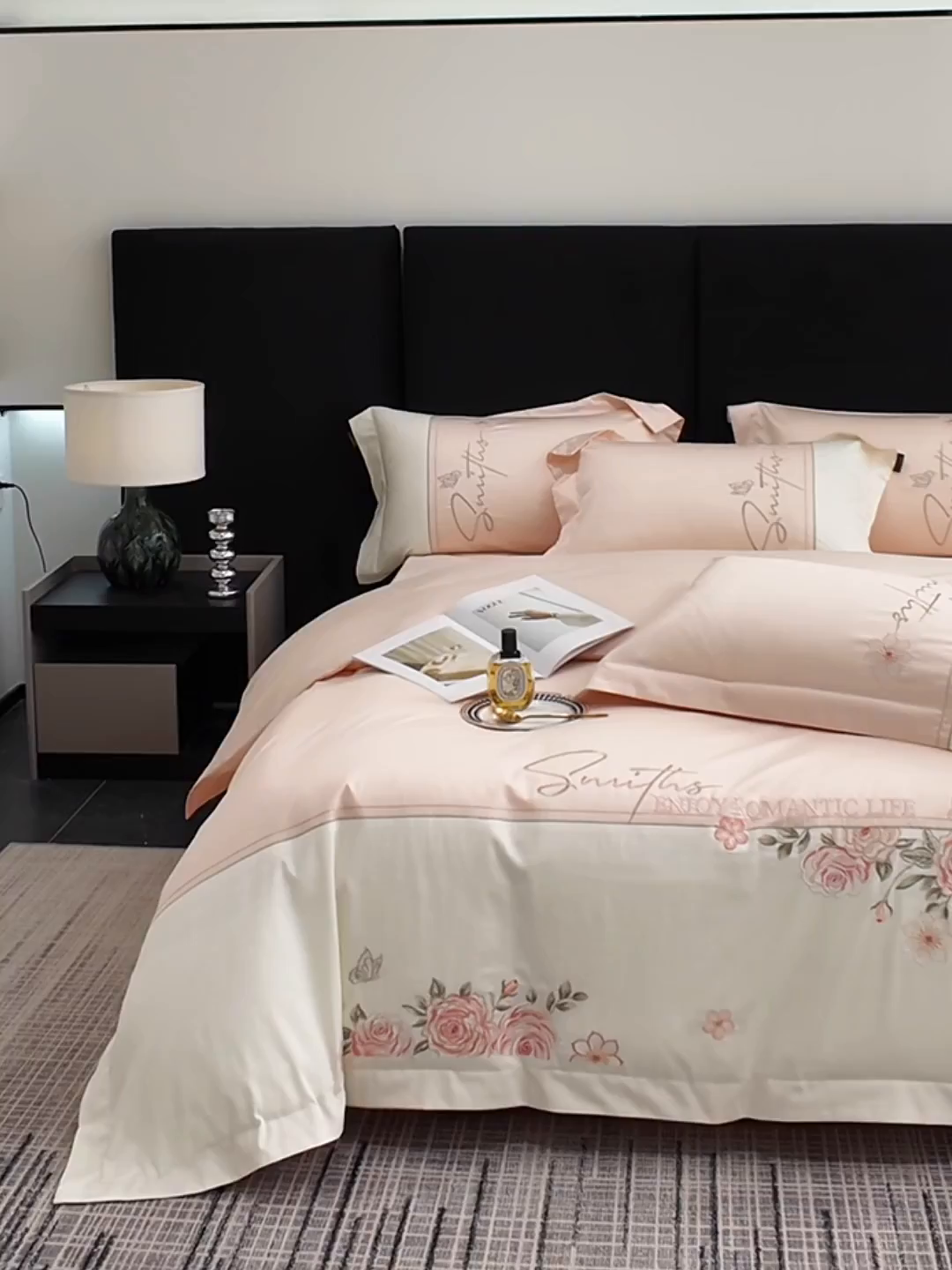 91家纺网 家纺一手货源 找家纺 莱势 2026新款100支全棉纯棉50x50s埃及贡缎长绒棉刺绣绣花四件套高端礼盒-花开半夏系列 花开半夏-轻奢粉